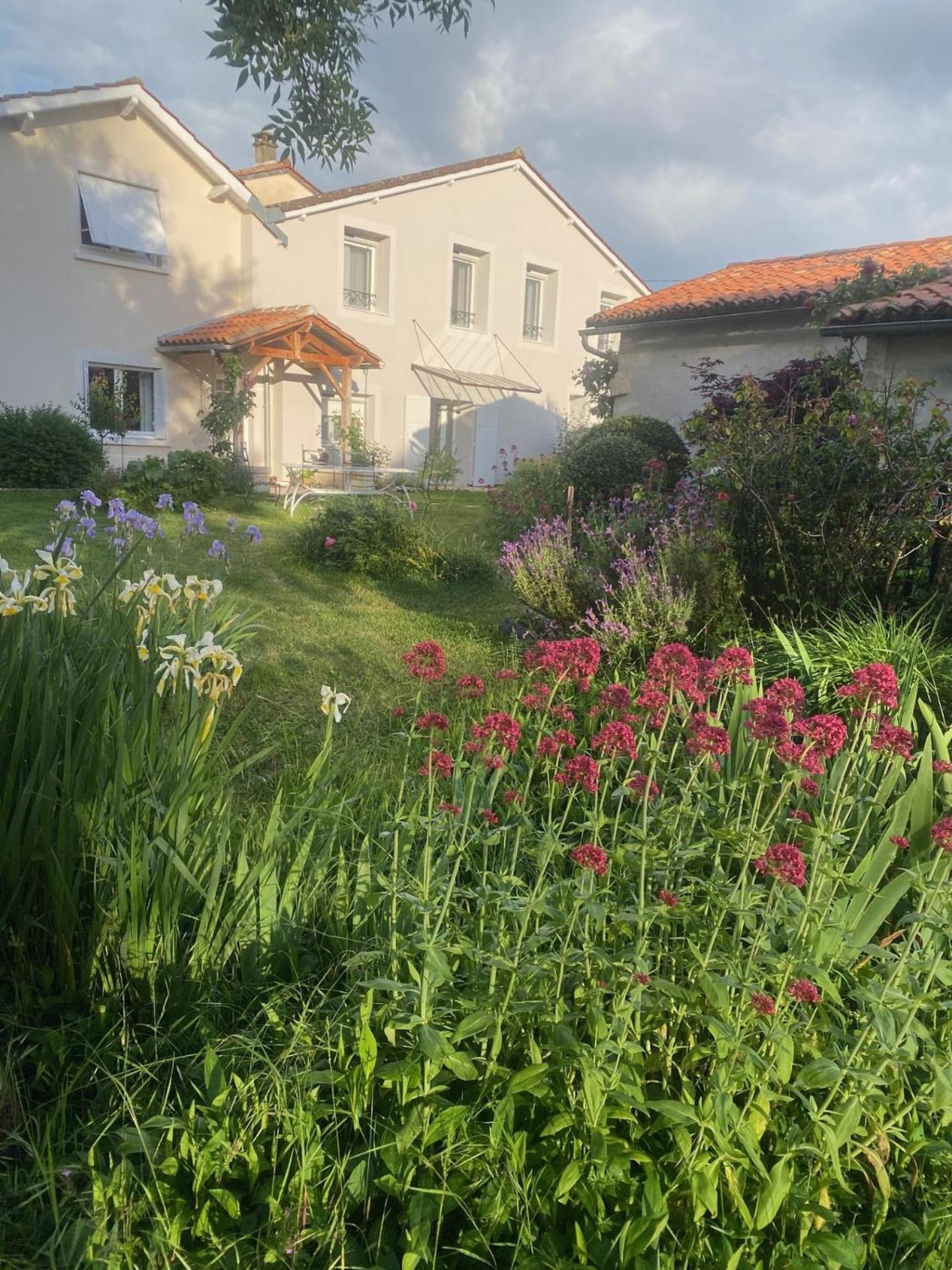 Les Chantours, Domaine De 15 Hectares Arbore Et Fleuri Bed & Breakfast Saint-Antoine-Cumond Exterior photo